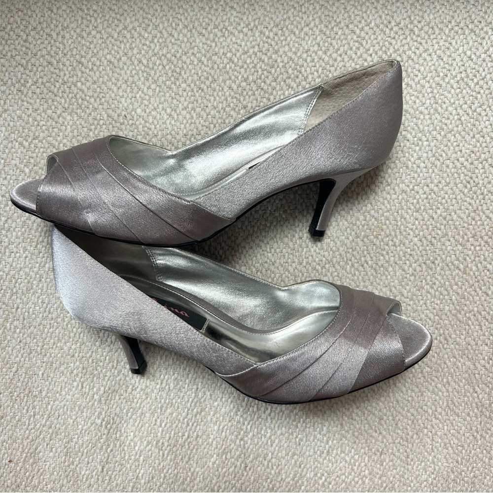 Nina Silver Peep Toe Heels Criana Satin Kitten Low Shoes Formal Royal Size 8.5